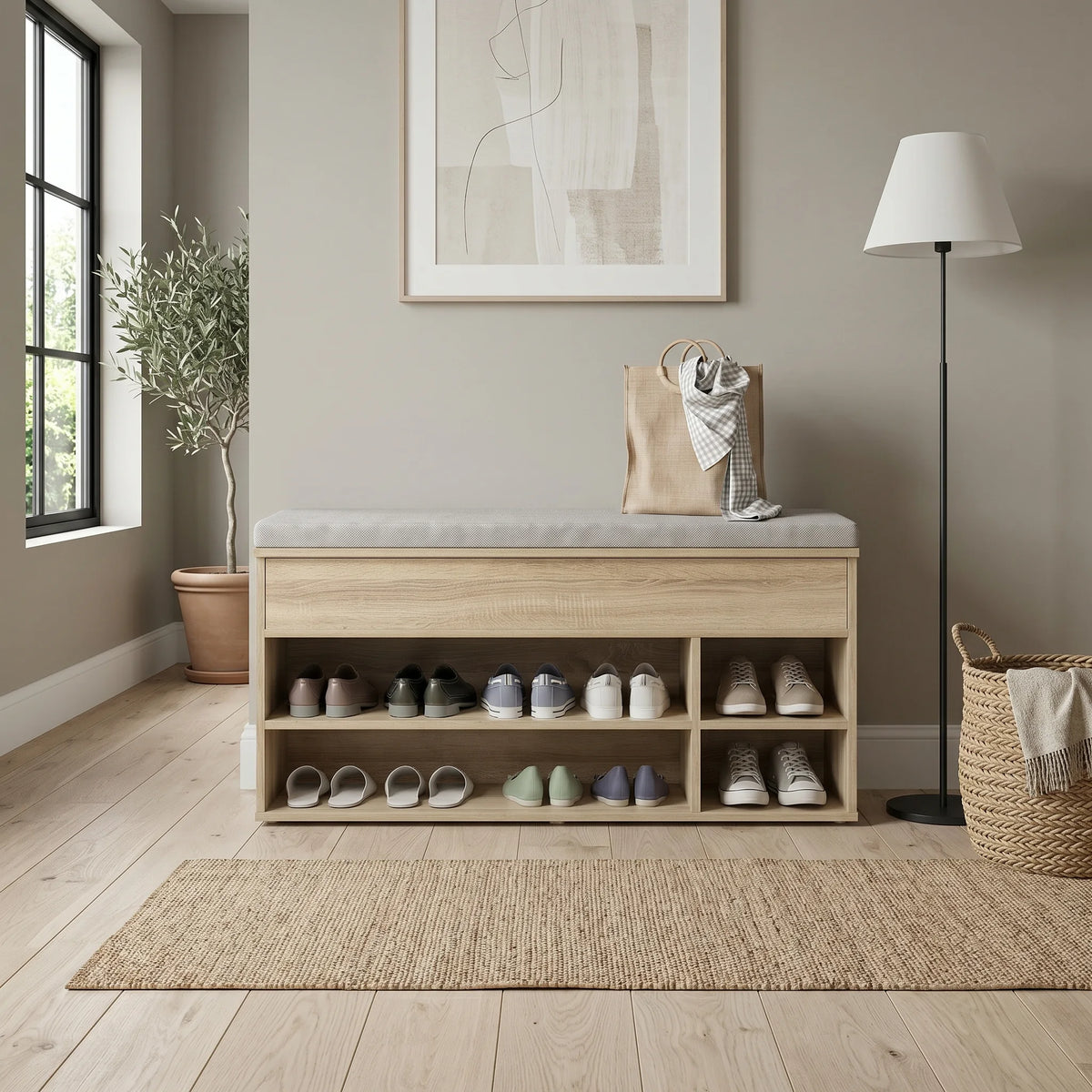 Banc à chaussures en bois beige clair avec coussin gris dans une entrée