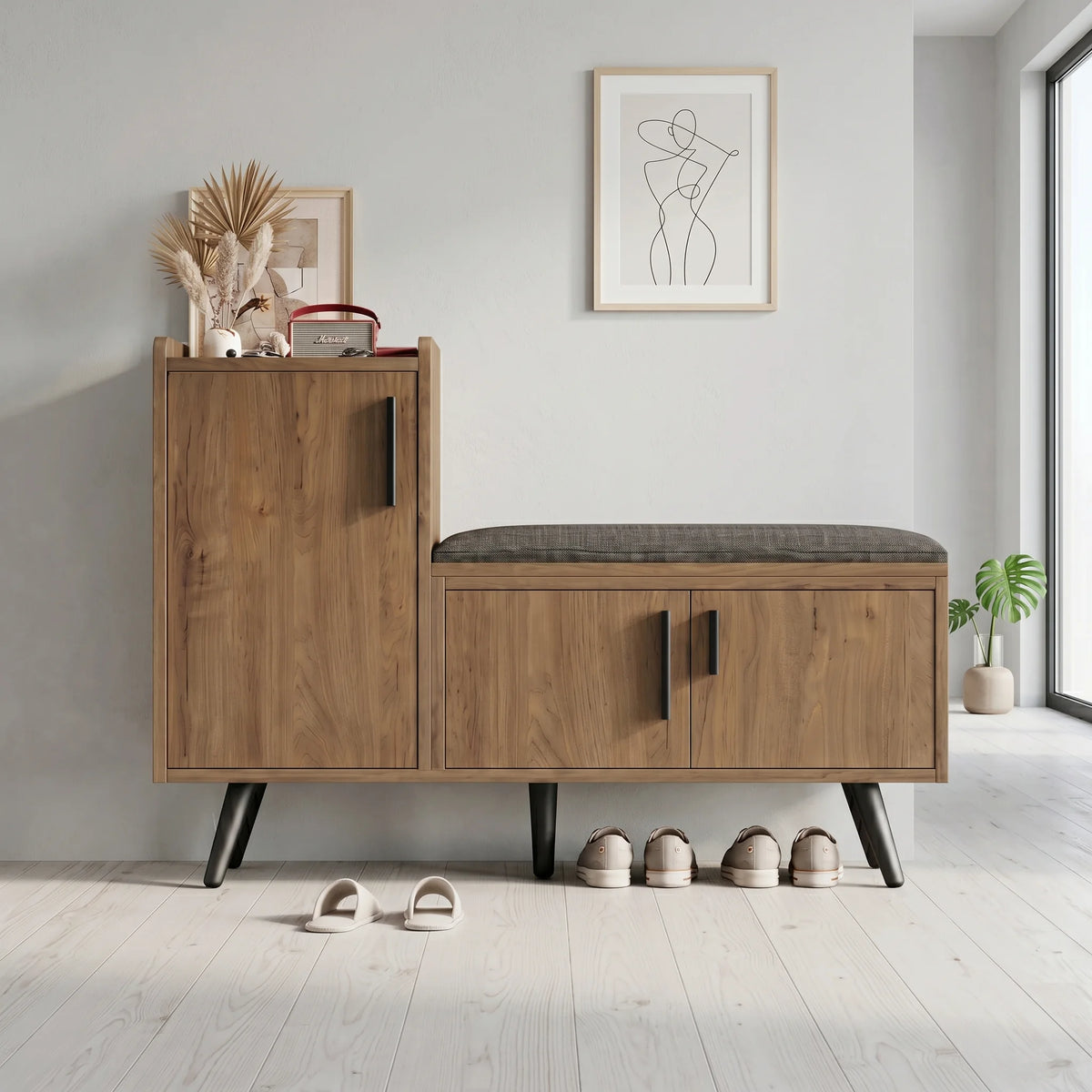 Banc à chaussures marron et coussin gris installé dans une entrée Image