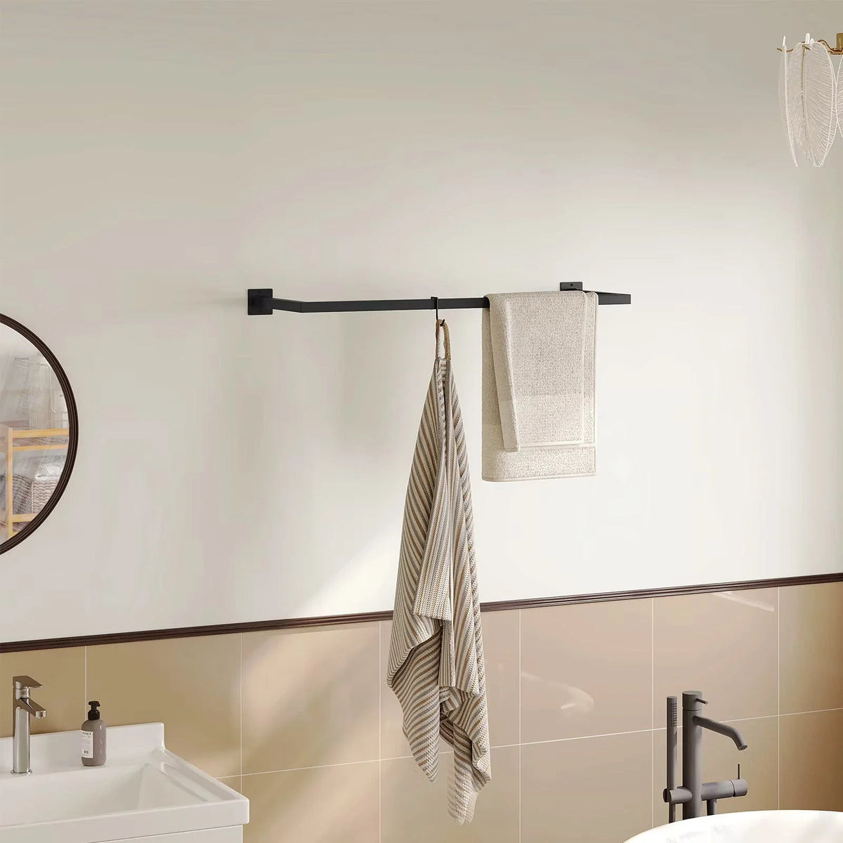 Barre porte-manteau murale noire installée dans une salle de bains avec serviettes