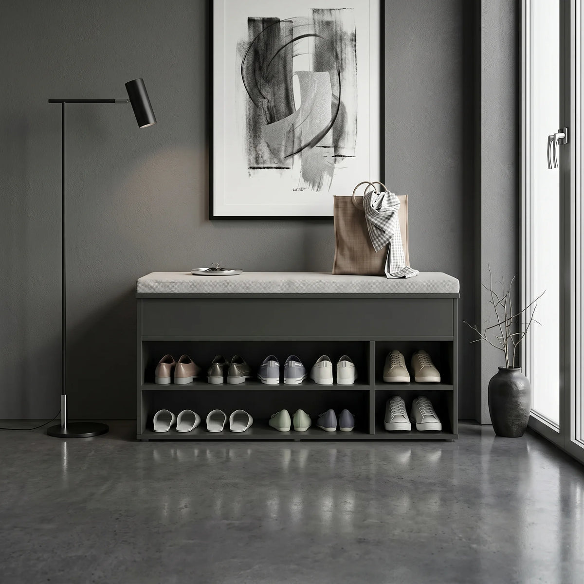 Banc à chaussures noir anthracite à étagères ouvertes dans une entrée