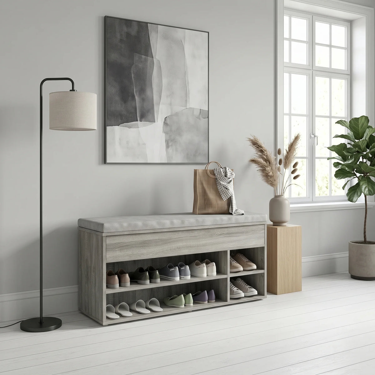 Banc à chaussures en bois gris patiné dans une entrée lumineuse Image