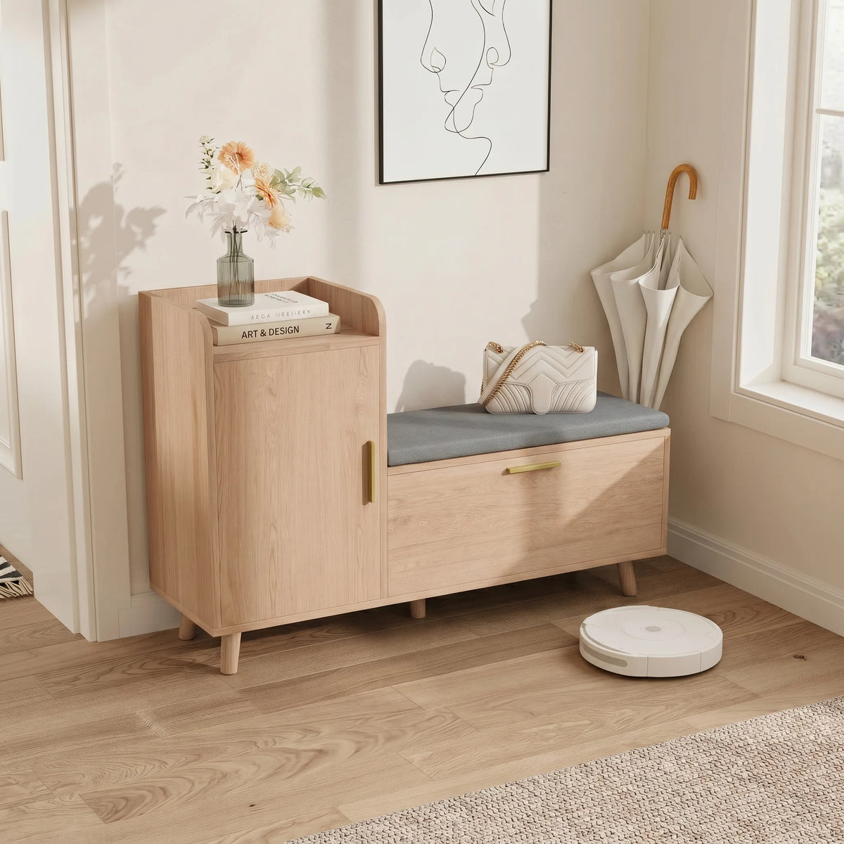 Banc à chaussures en bois clair avec coussin gris dans une entrée lumineuse