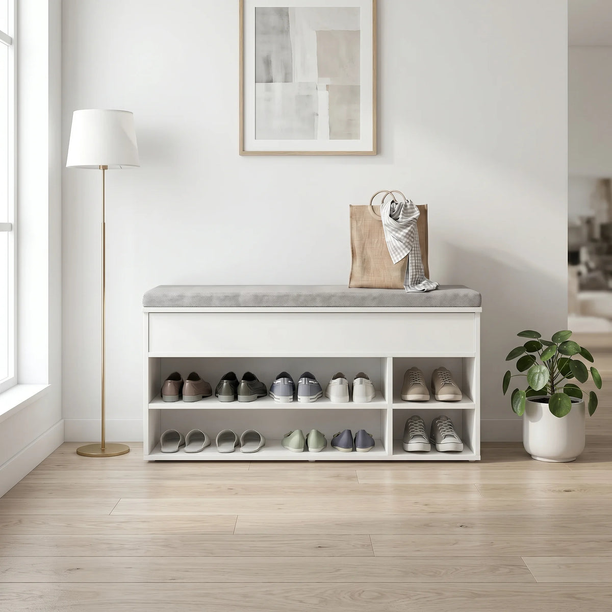 Banc à chaussures blanc à étagères ouvertes dans une entrée lumineuse Image