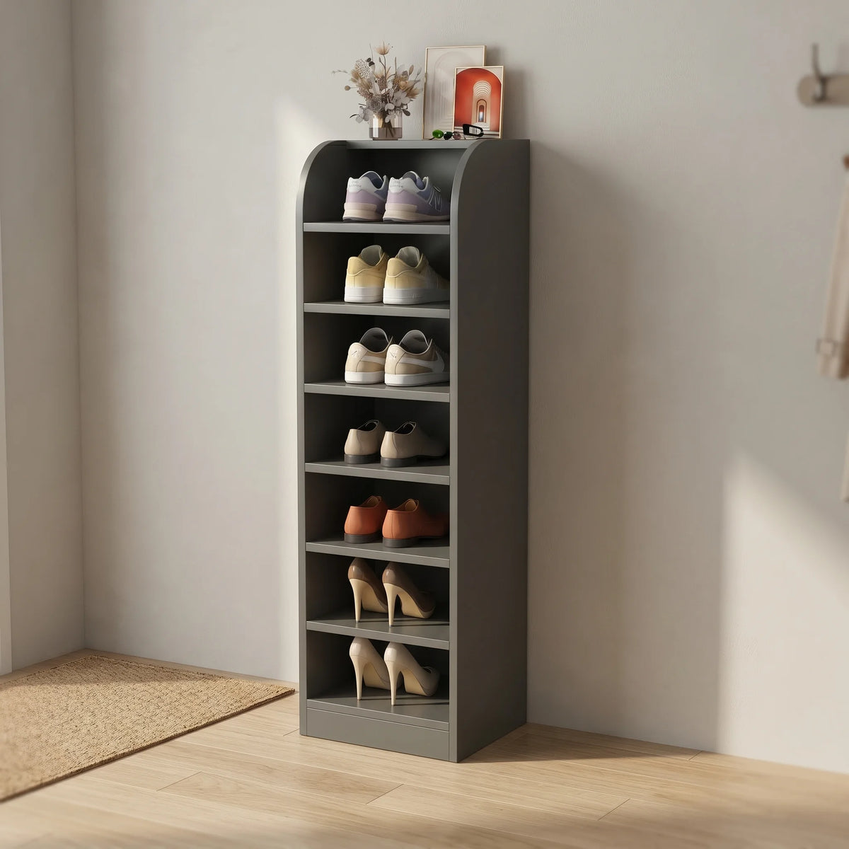 Meuble à chaussures gris foncé de grande contenance dans une entrée Image