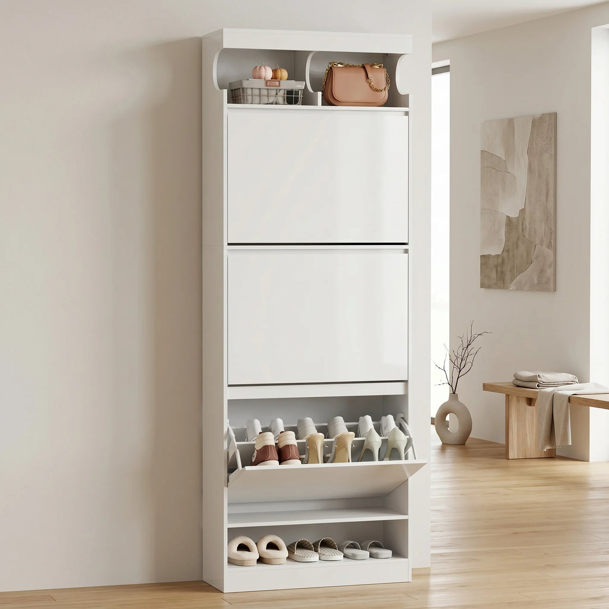Meuble à chaussures blanc haut dans une entrée lumineuse, avec niche décorative supérieure