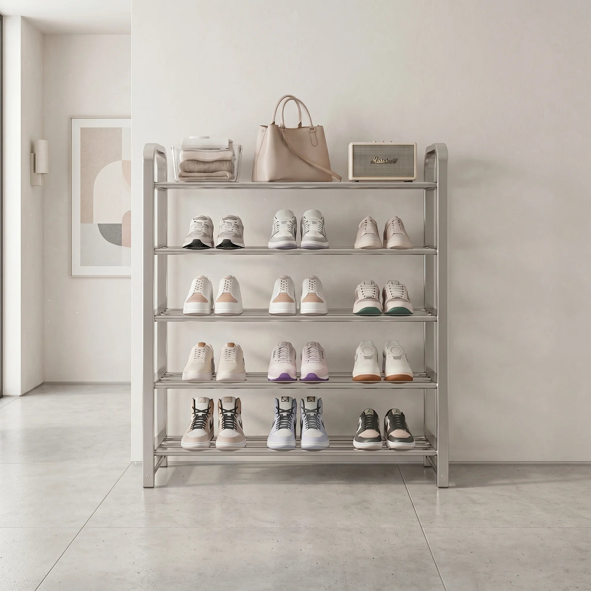 Meuble à chaussures métallique à cinq niveaux placé dans une entrée moderne