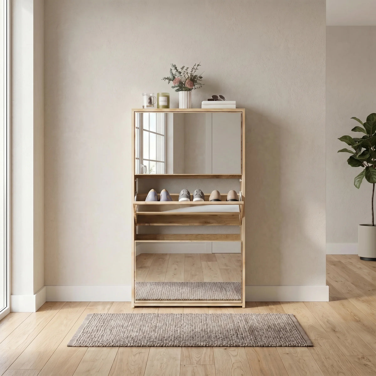 Meuble à chaussures en bois clair et miroir dans une entrée lumineuse