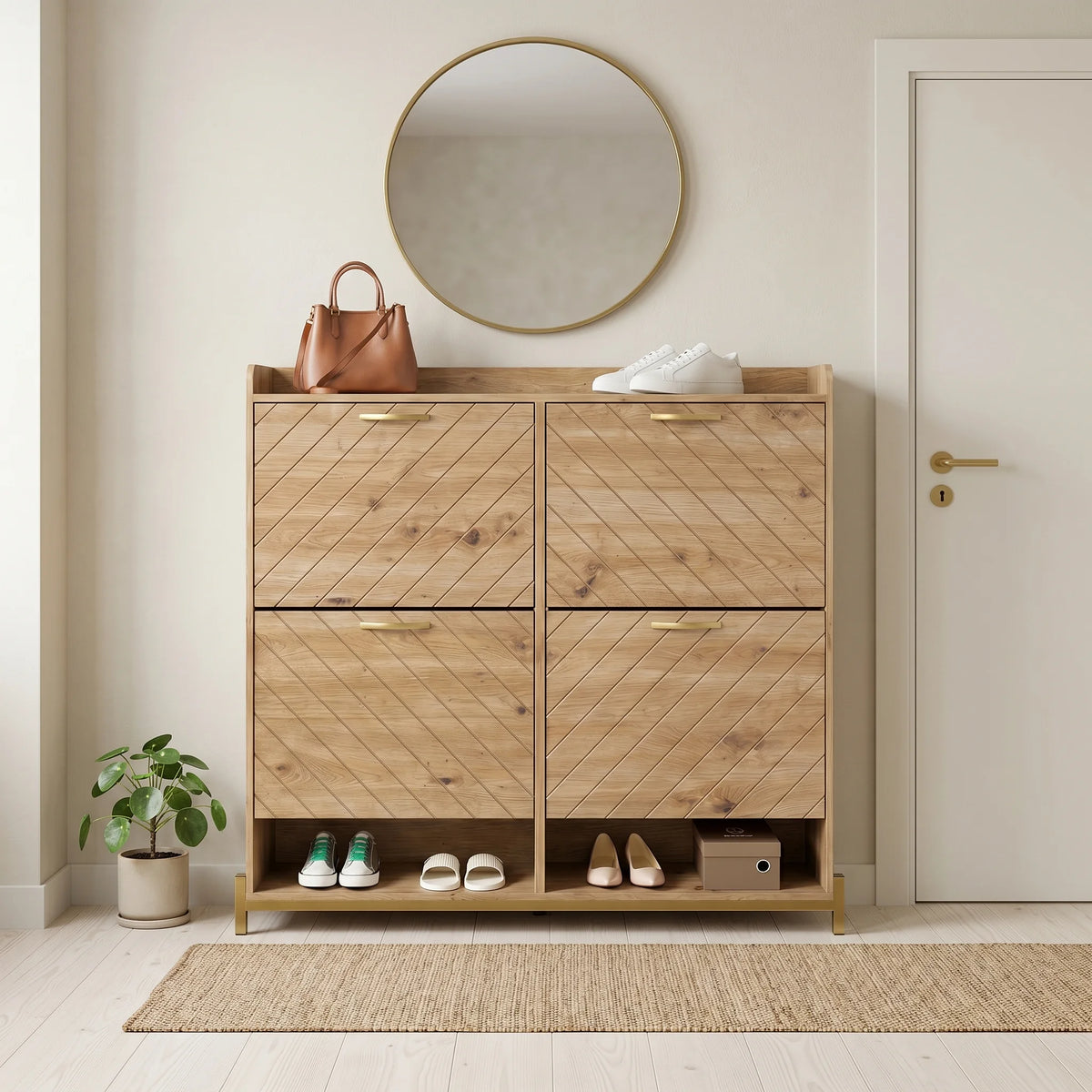 Meuble à chaussures en bois beige à quatre portes dans une entrée lumineuse Image