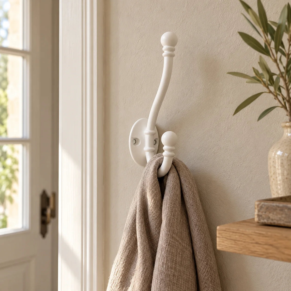 Patère double blanche dans une entrée avec une écharpe sur le crochet inférieur Image