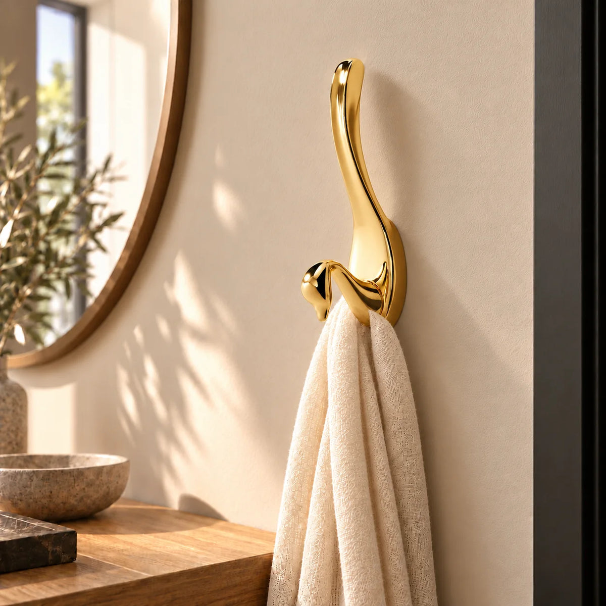 Patère cygne dorée brillante Grand avec écharpe crème suspendue dans une entrée Image