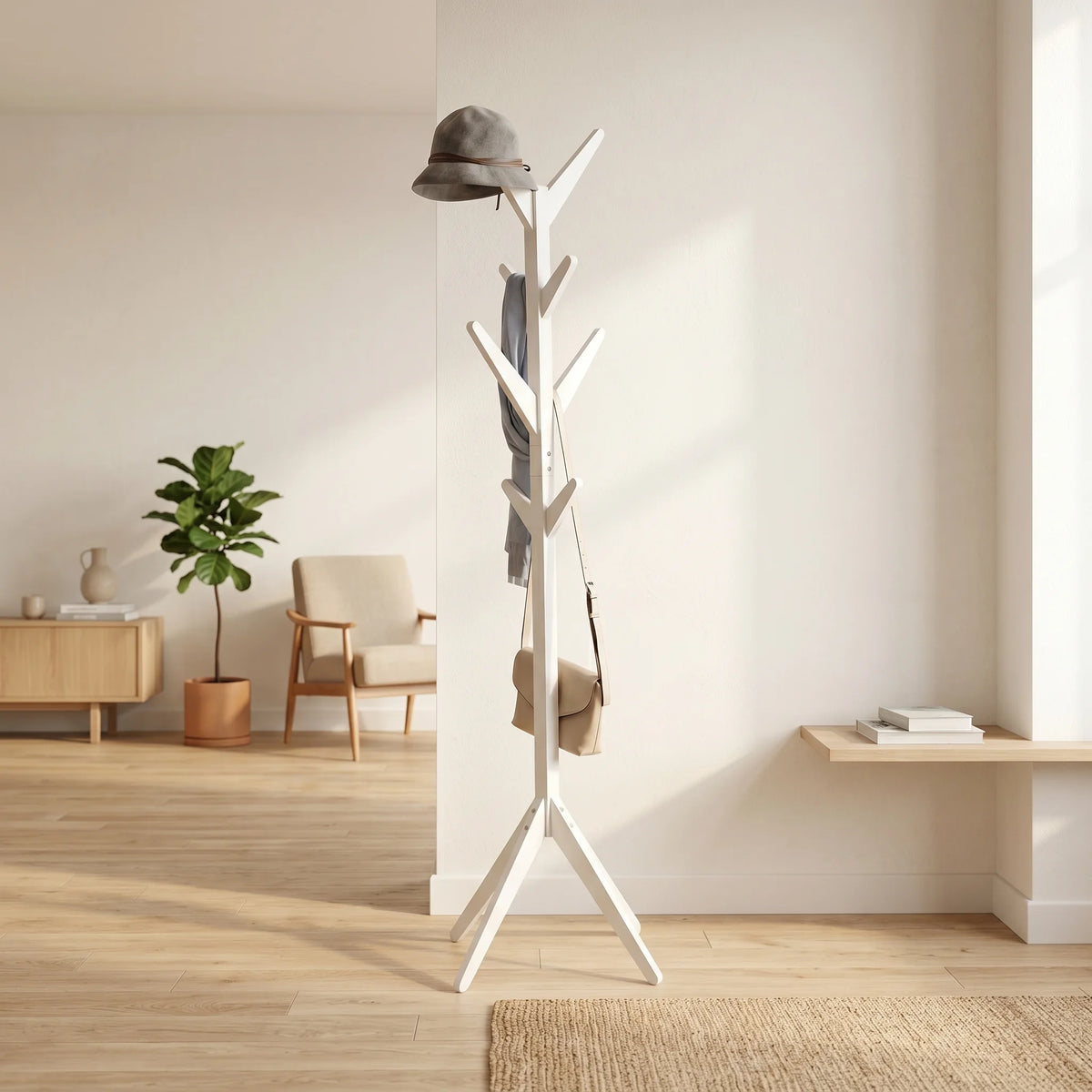 Porte-manteau arbre en bois peint blanc et pieds évasés dans un salon lumineux