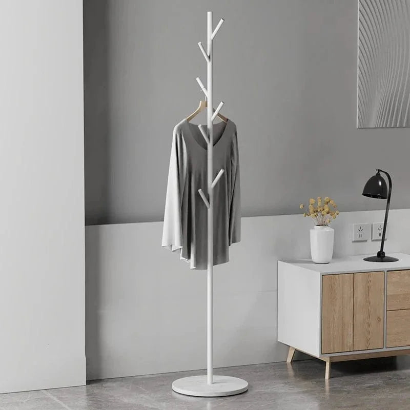 Porte-manteau arbre tout blanc avec vêtement gris dans une entrée