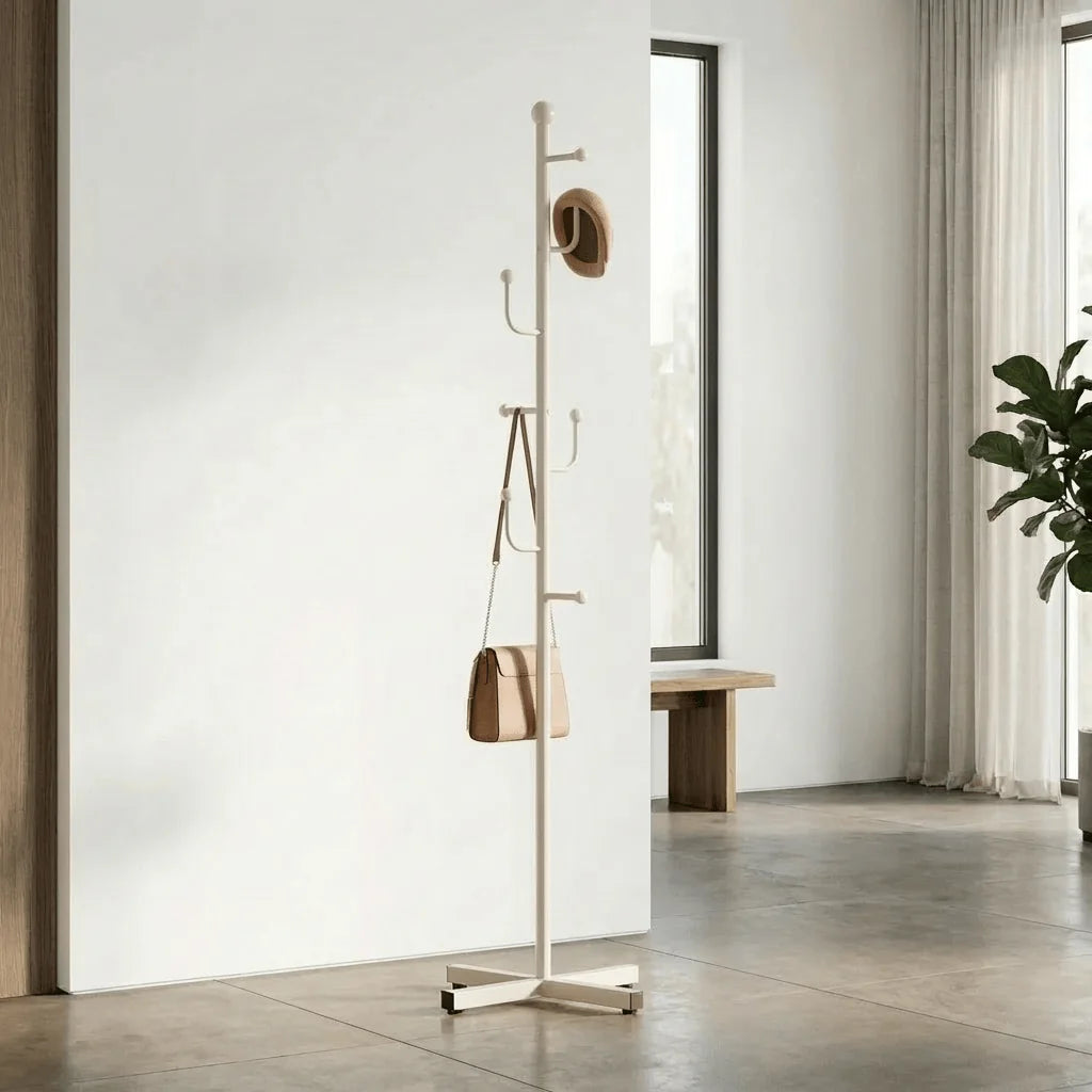 Porte-manteau blanc à base croisée dans une pièce lumineuse avec chapeau et sac Image