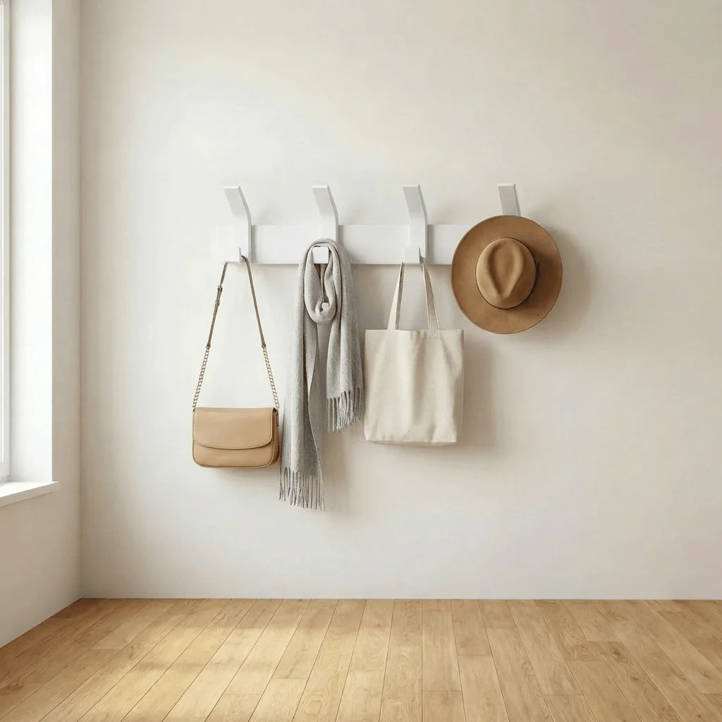 Porte-manteau blanc à quatre crochets installé dans une entrée, photo originale