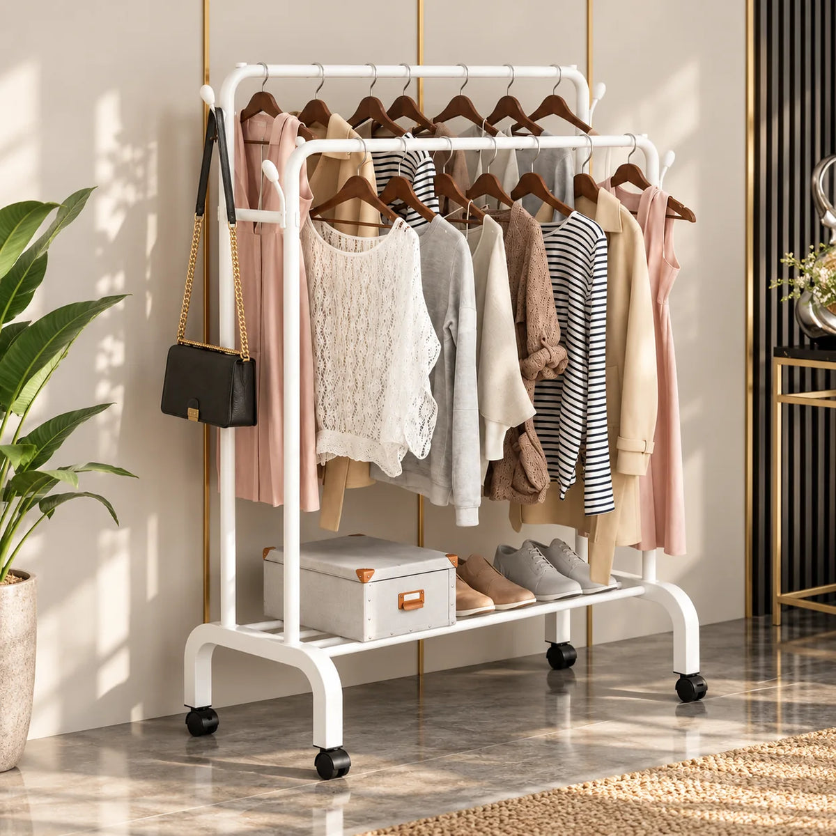 Portant dressing blanc à deux barres avec vêtements dans une entrée lumineuse