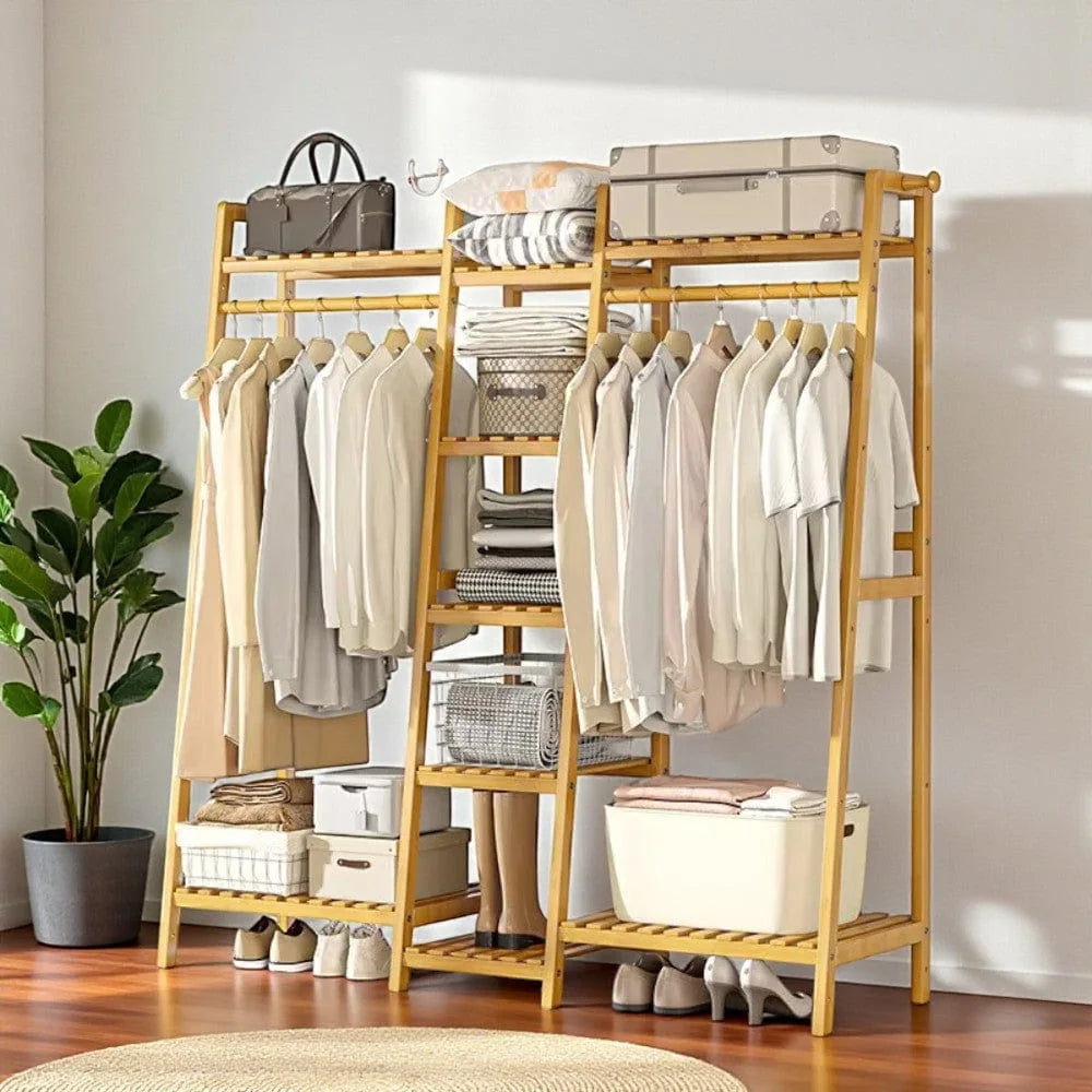 Photo originale du grand dressing en bois clair dans une chambre Image
