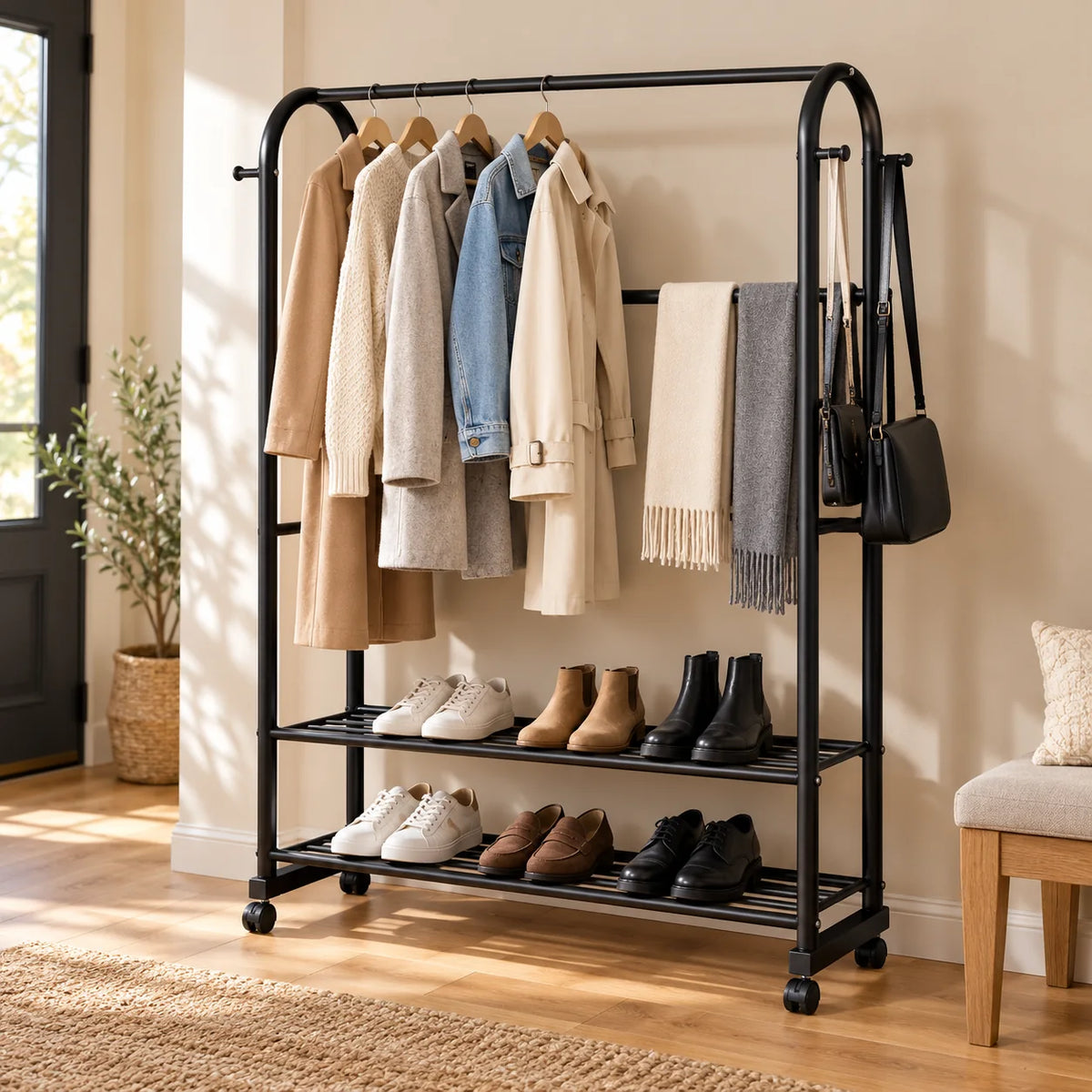 Portant noir Luxe installé dans une entrée avec manteaux et chaussures