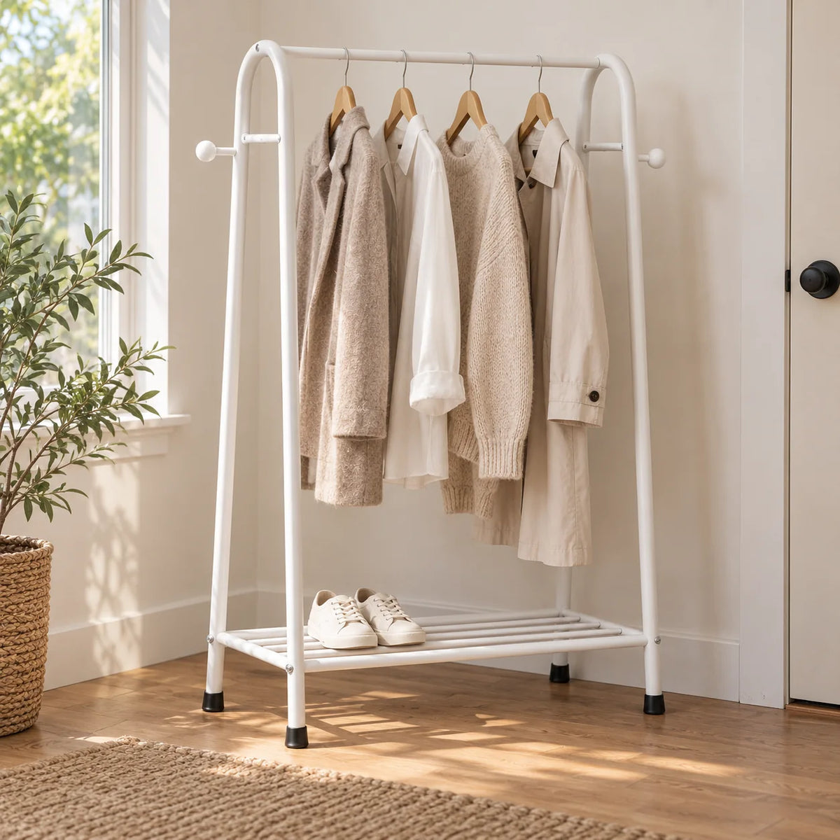 Mini dressing blanc avec vêtements et chaussures dans une entrée lumineuse