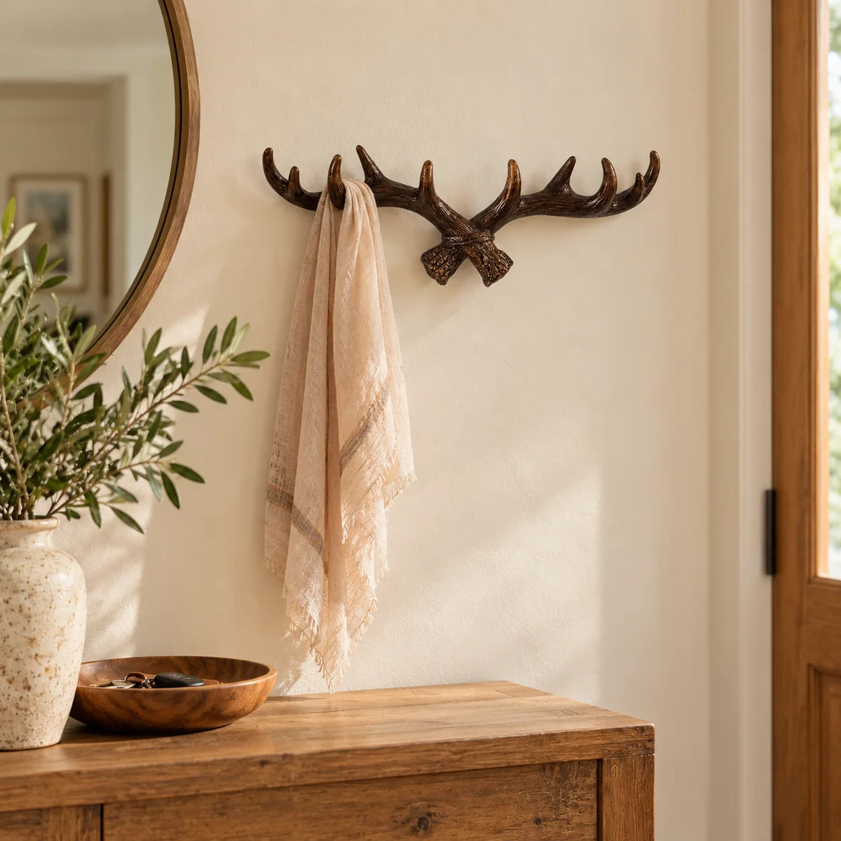 Patère murale bois de cerf foncé avec foulard dans une entrée chaleureuse Image