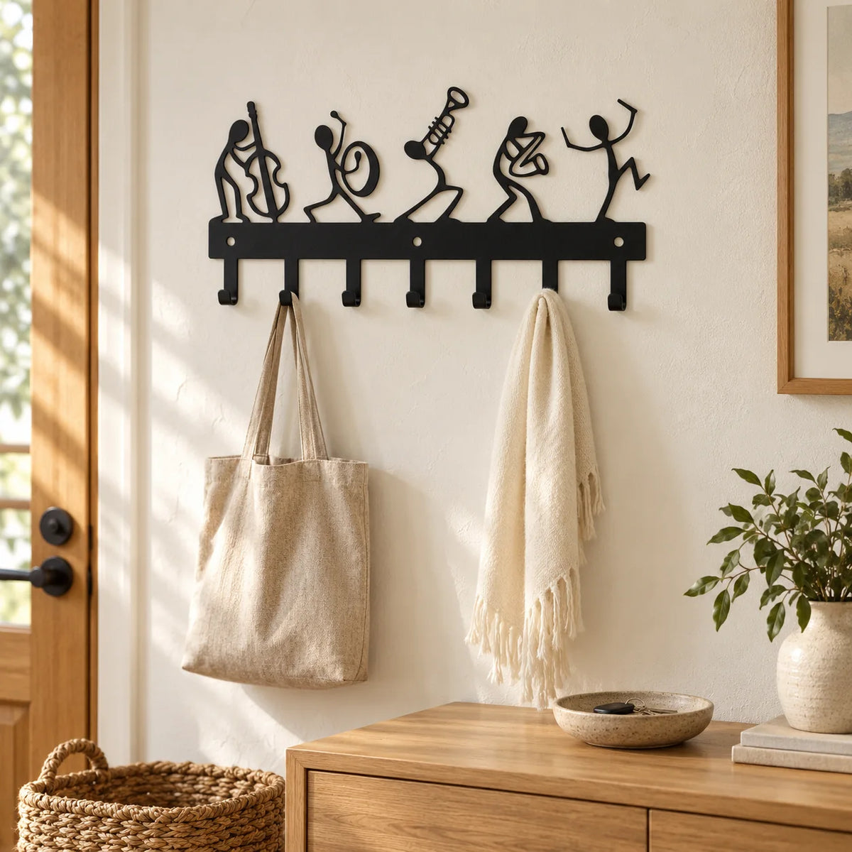 Porte-manteau mural musiciens dans une entrée avec sac et écharpe suspendus Image
