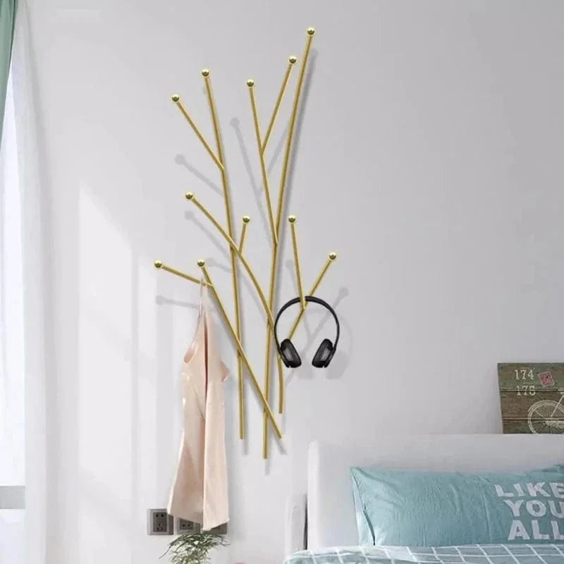 Porte-manteau mural Branches doré dans une chambre avec accessoires