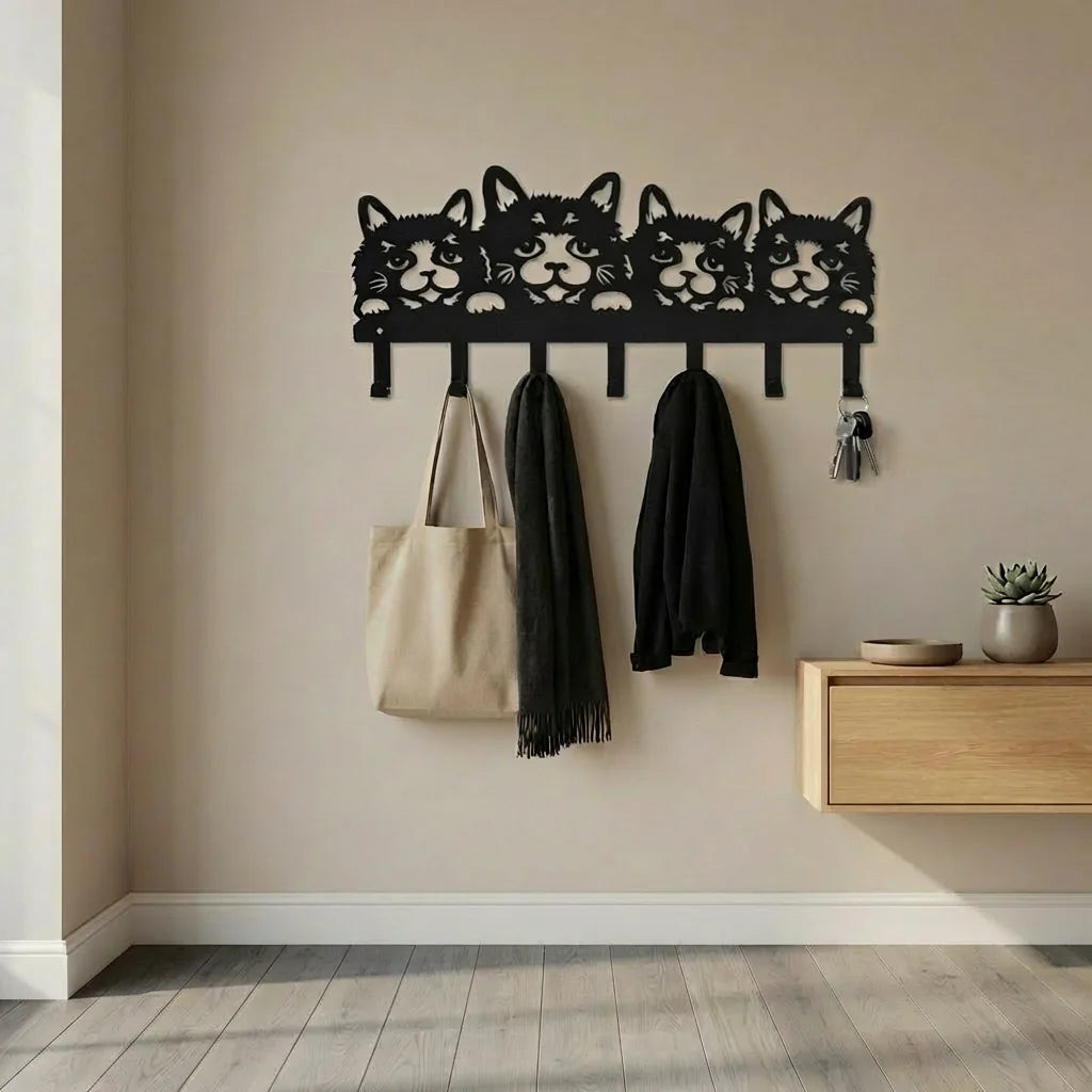Photo originale du porte-manteau mural chats noir installé dans une entrée
