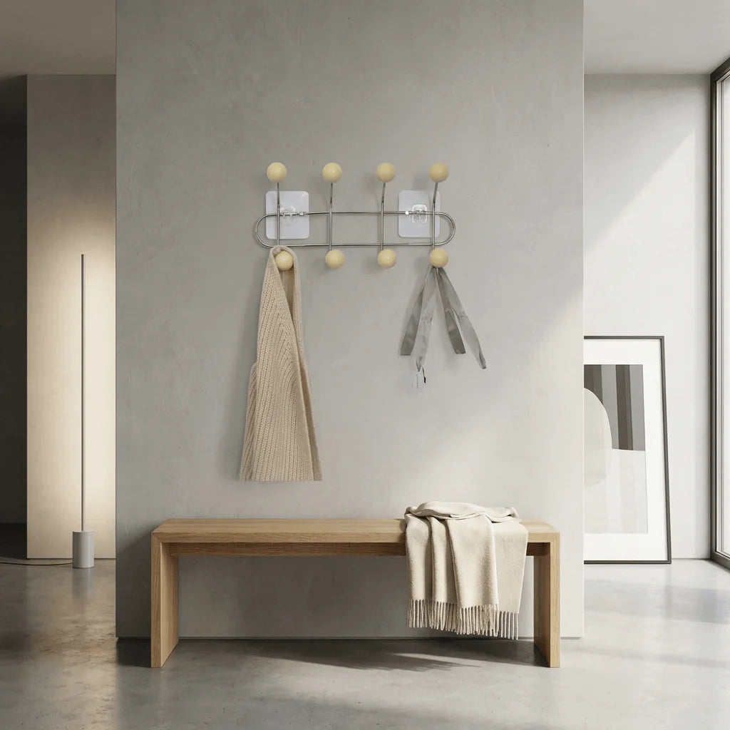 Porte-manteau mural chromé jaune crème dans une entrée, photo originale Image
