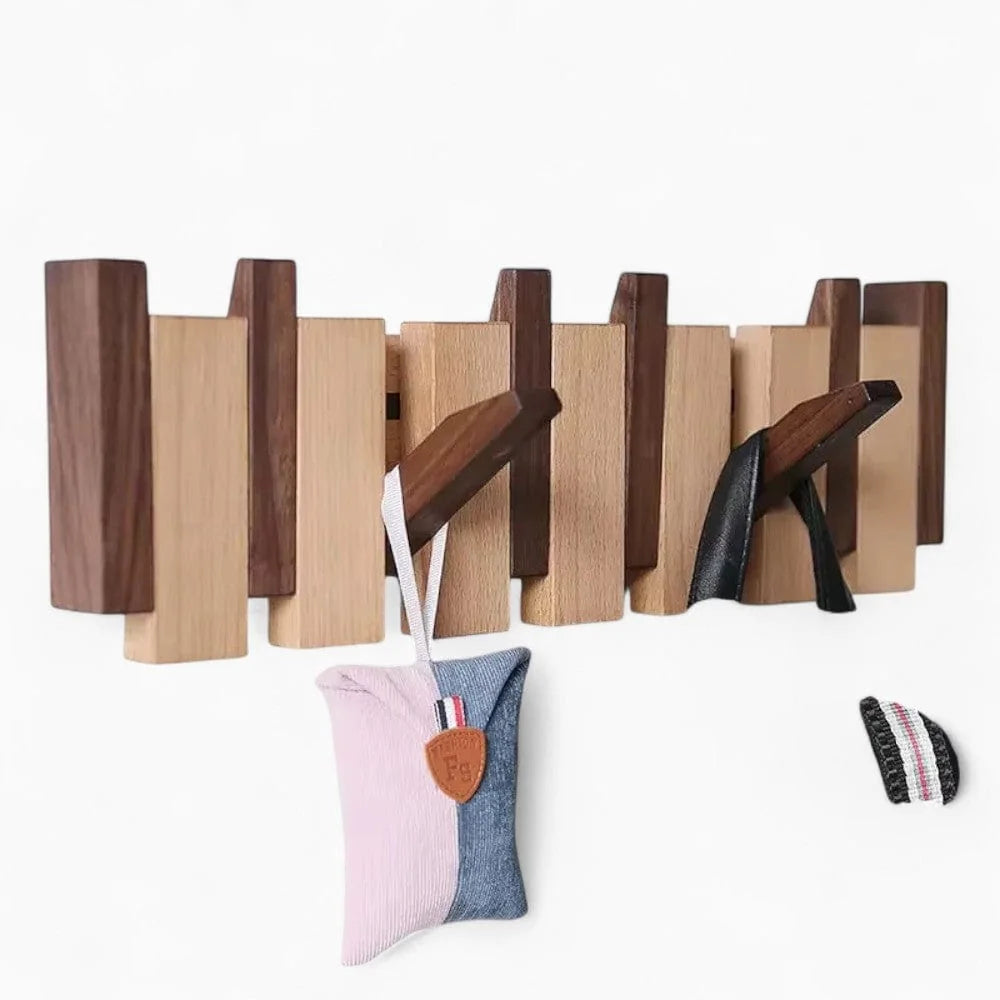 Photo originale du porte-manteau mural en bois avec deux crochets dépliés Image