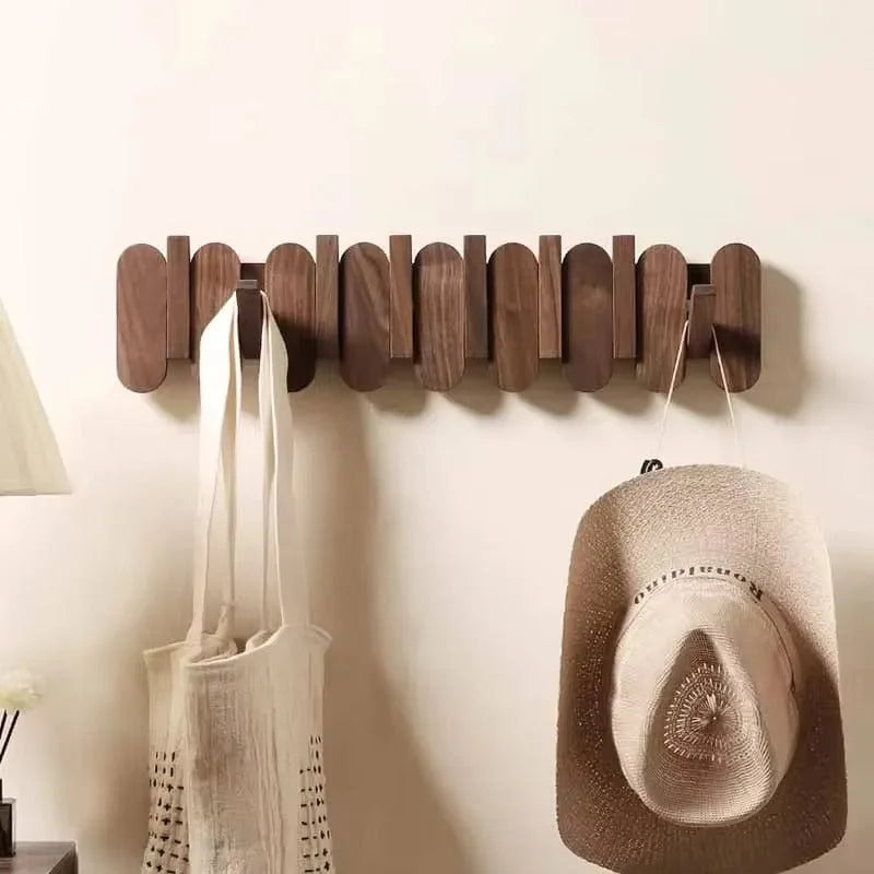 Grand porte-manteau mural en bois foncé avec sac et chapeau dans une entrée Image