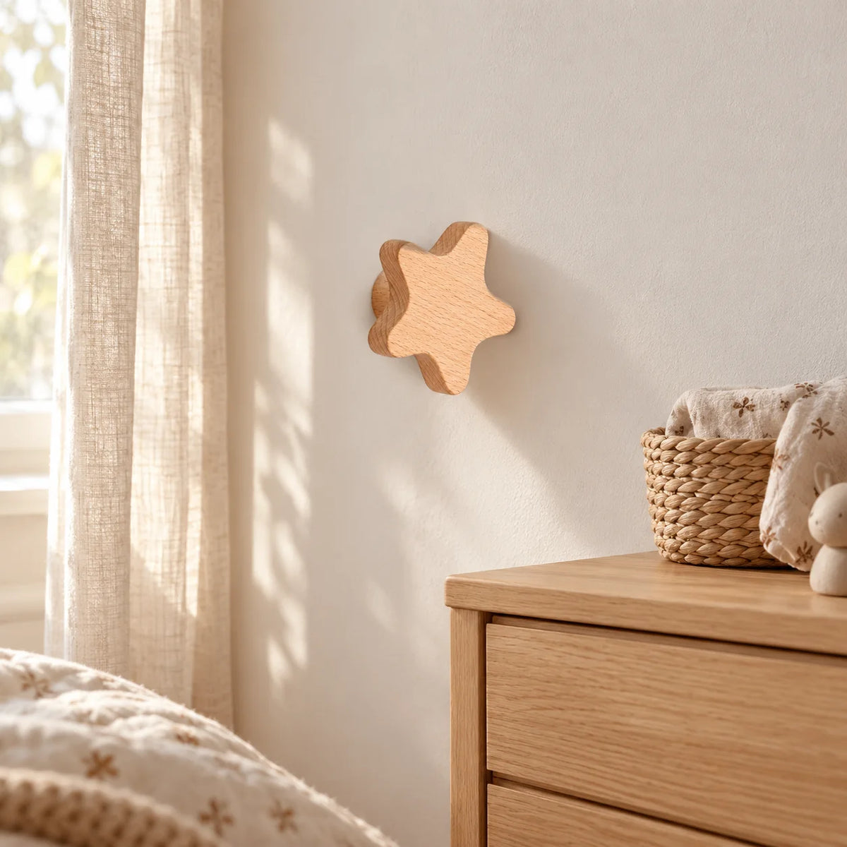 Patère étoile unique en bois naturel fixée au mur d’une chambre d’enfant