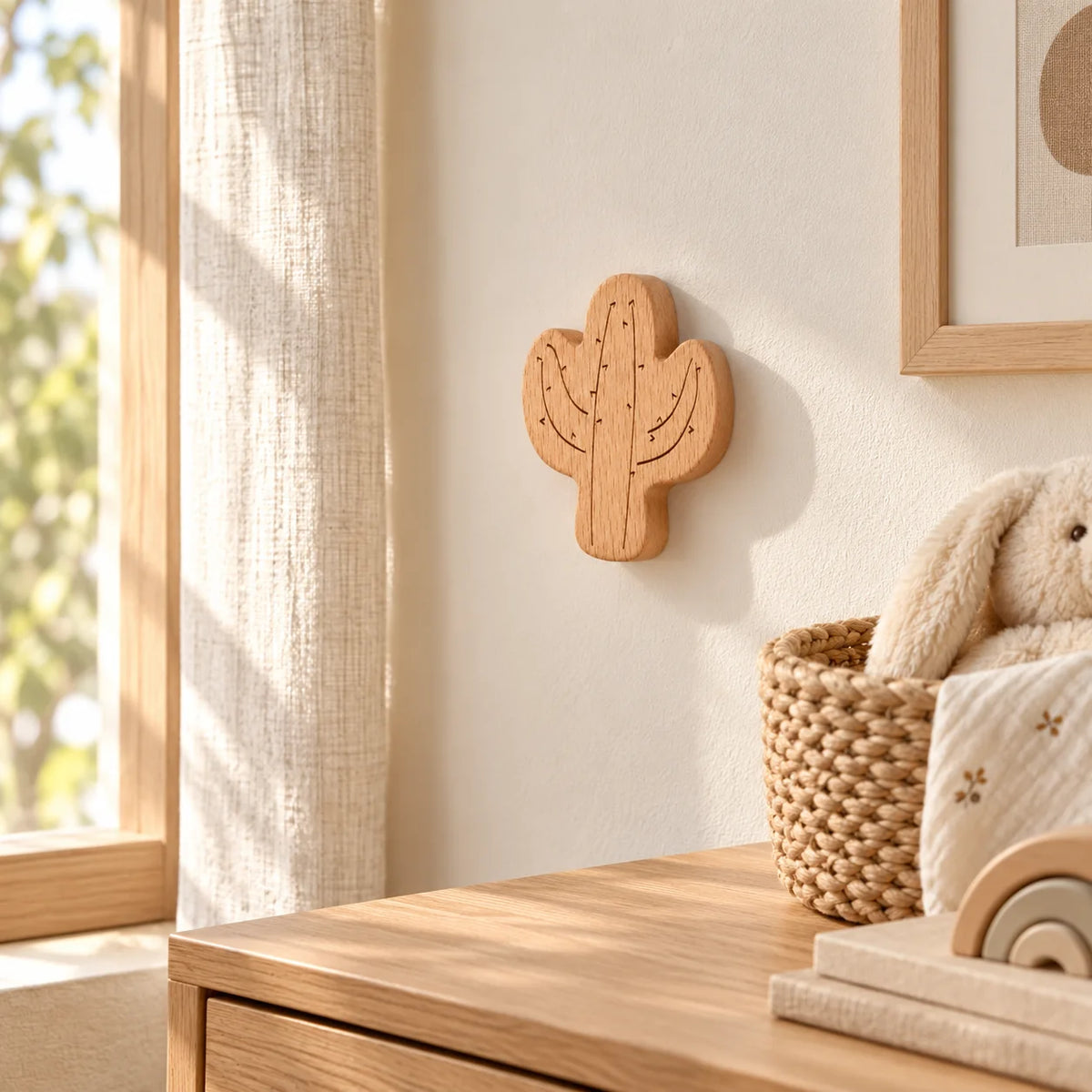 Patère cactus unique en bois naturel gravé fixée au mur d’une chambre d’enfant Image
