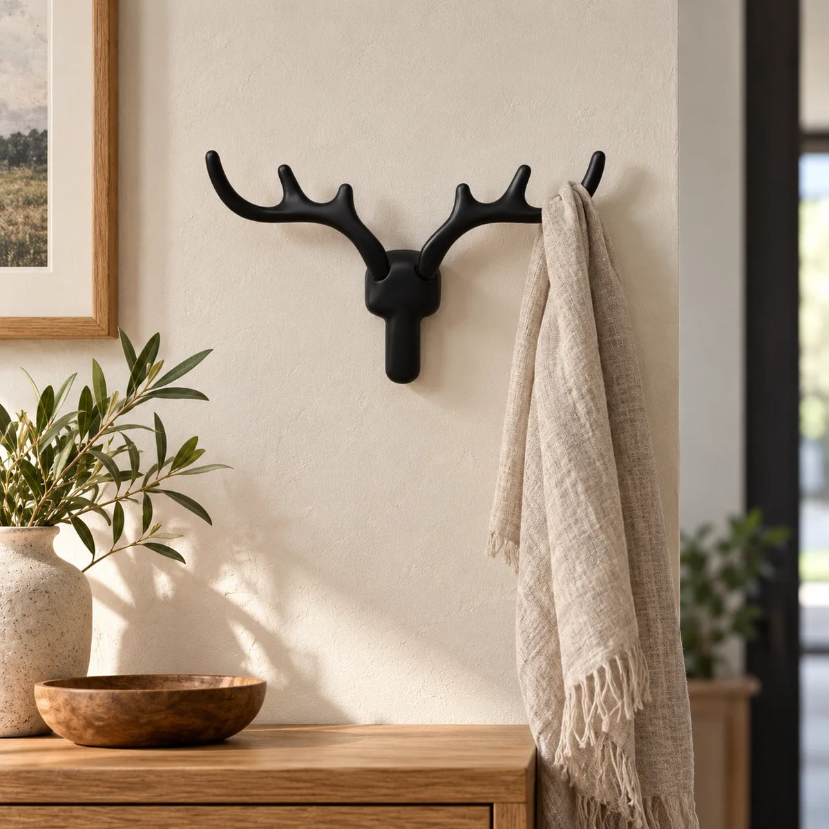 Patère cerf noire portant une écharpe dans une entrée Image