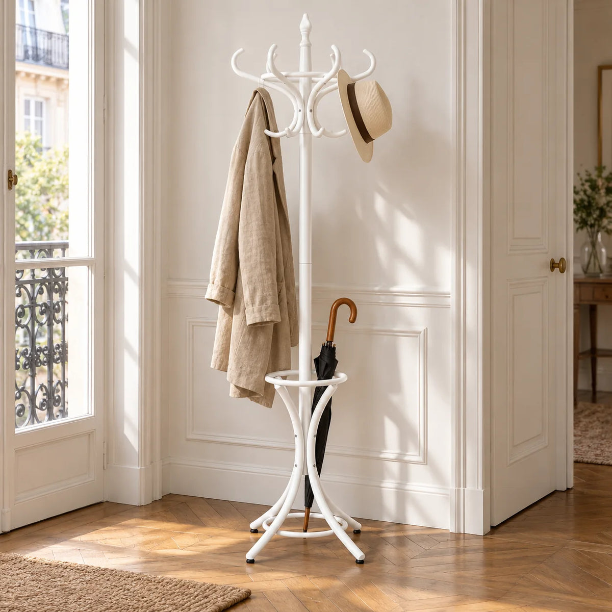 Porte-manteau perroquet blanc dans une entrée avec manteau, chapeau et parapluie