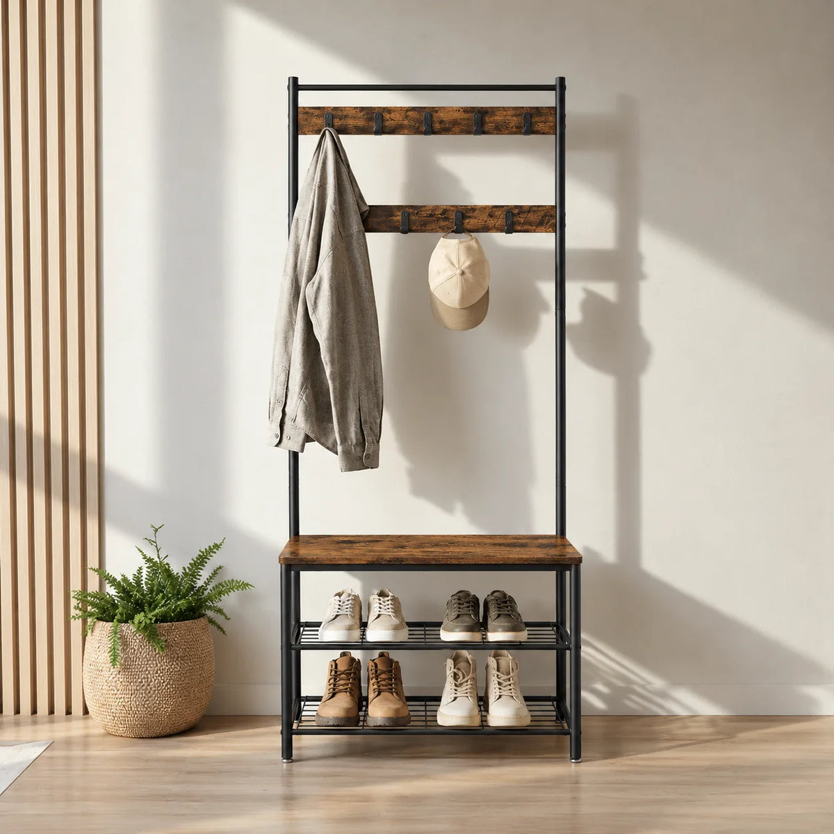 Porte-manteau banc en bois brun foncé installé dans une entrée lumineuse Image