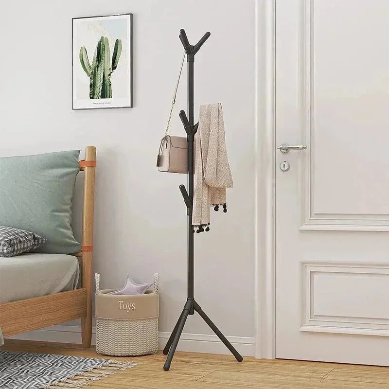 Porte-manteau sur pied noir dans une entrée avec sac et écharpe Image