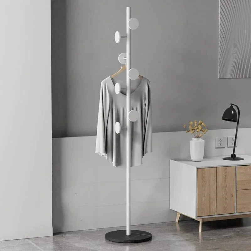 Porte-manteau champignon blanc à base noire dans un intérieur gris, photo originale