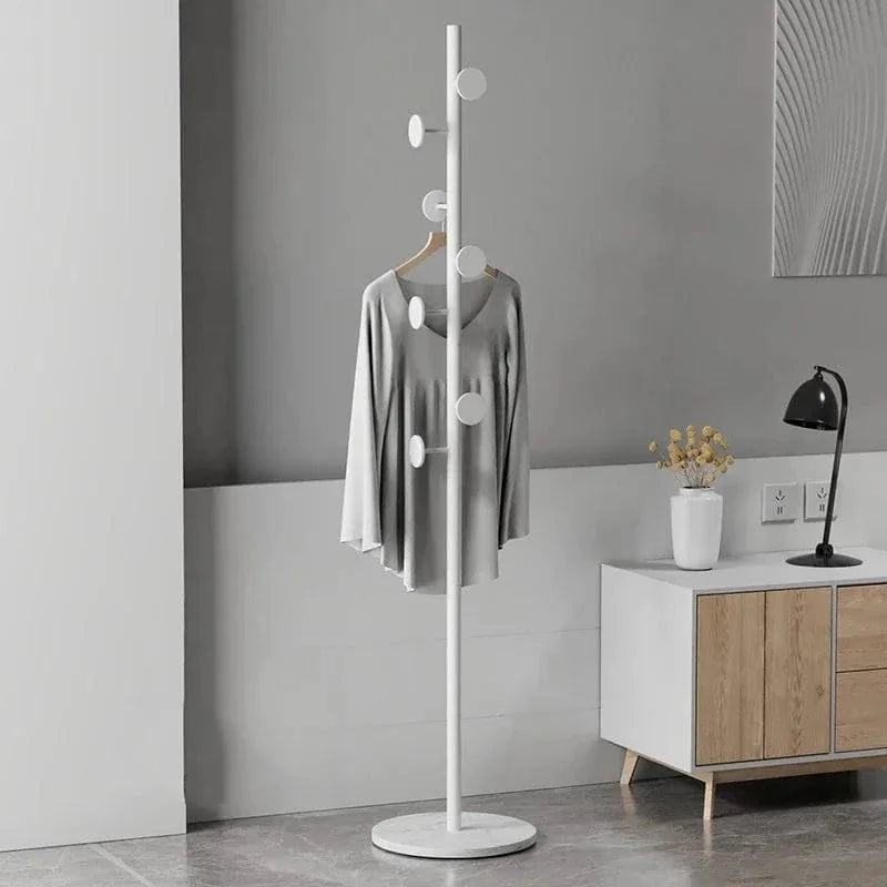 Porte-manteau champignon entièrement blanc dans un intérieur gris, photo originale Image