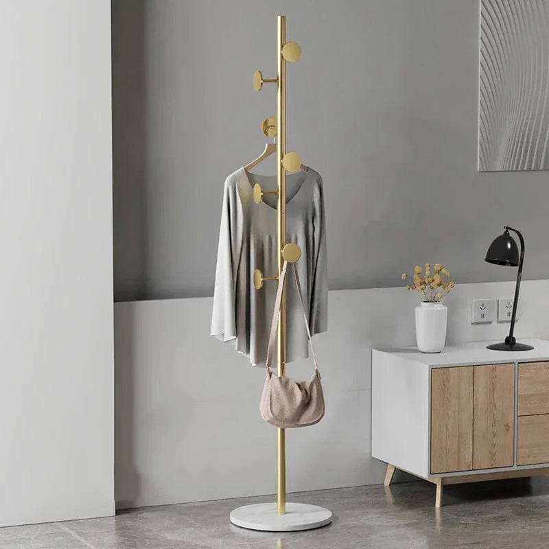 Porte-manteau champignon doré et blanc dans un intérieur gris, photo originale