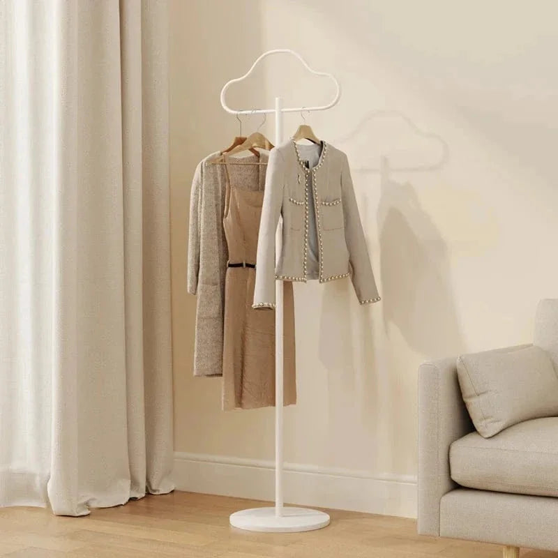 Porte-manteau sur pied blanc en forme de nuage dans une chambre claire