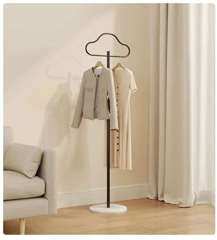 Porte-manteau Nuage noir avec vêtements dans une chambre claire