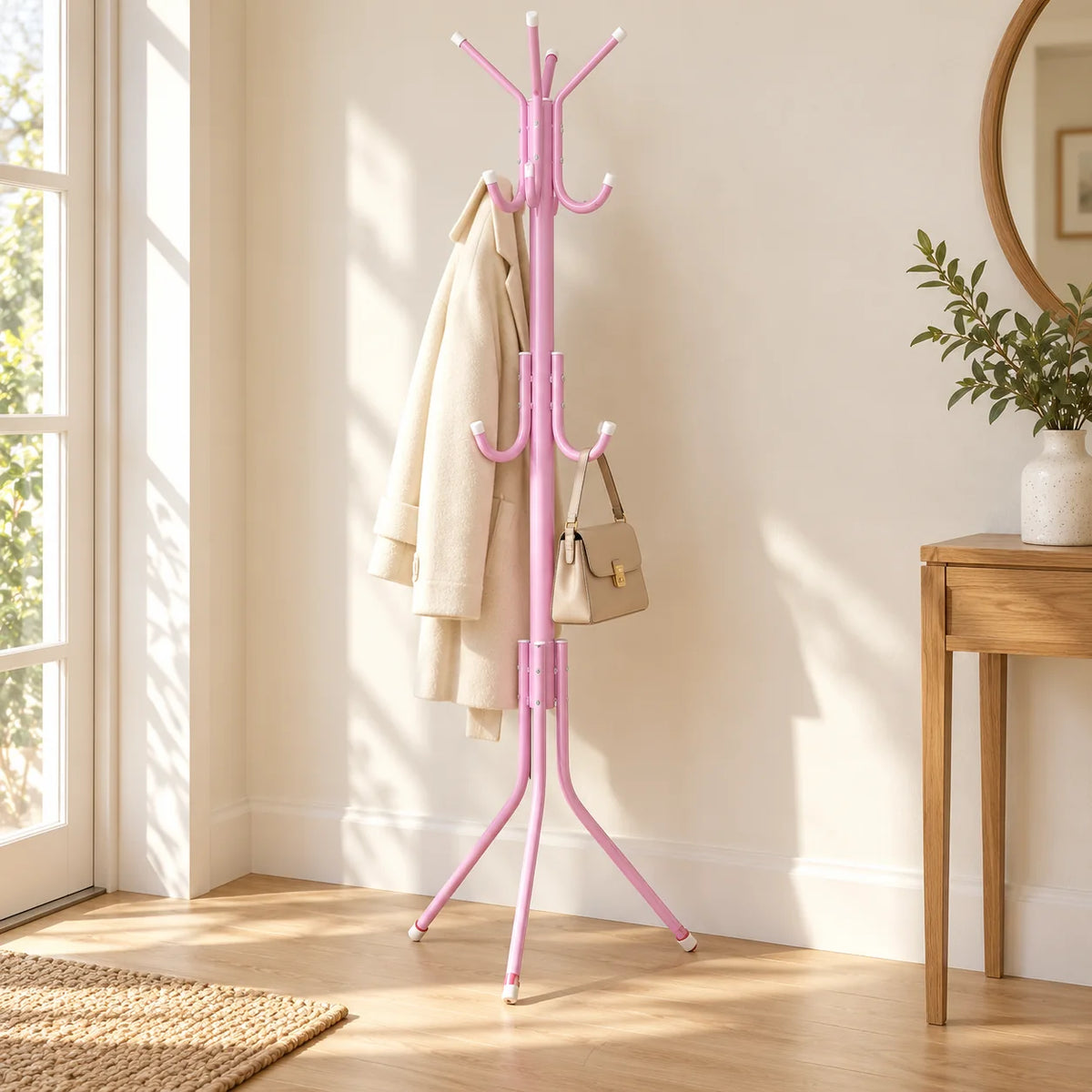 Porte-manteau perroquet rose avec manteau et sac dans une entrée lumineuse