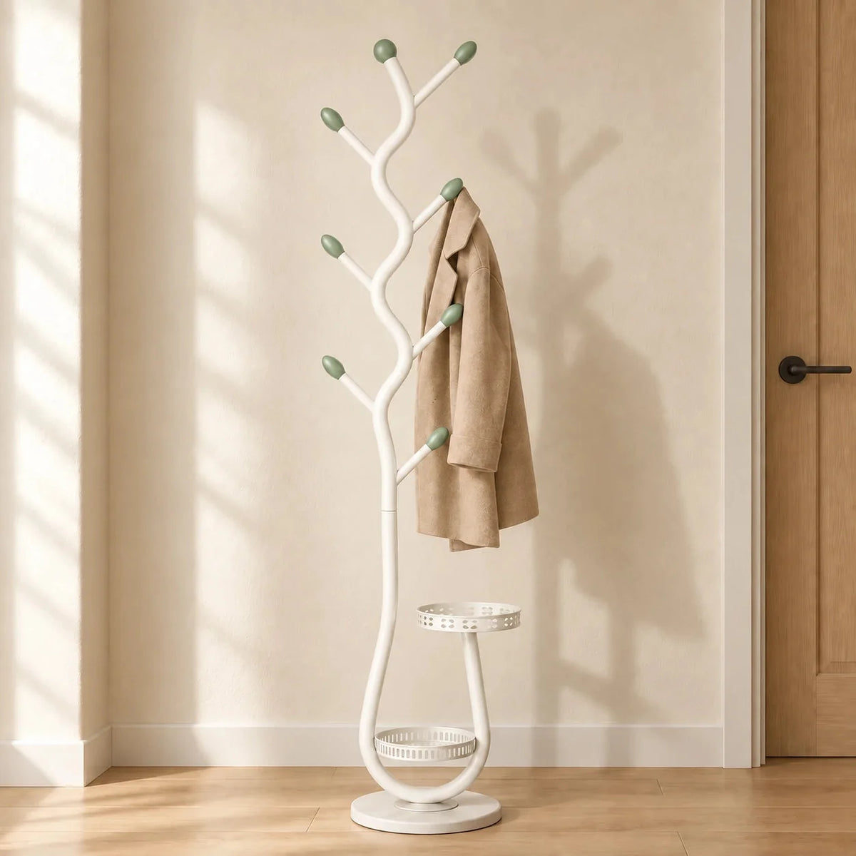 Porte-manteau blanc à branches et rangement bas dans une entrée avec manteau beige
