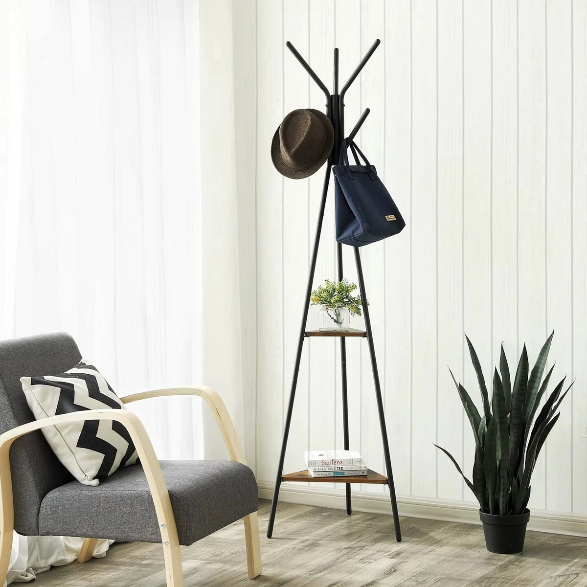 Photo originale du porte-manteau trépied noir dans un salon Image