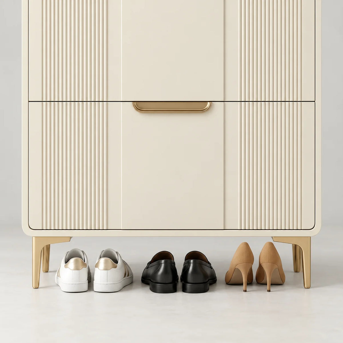 Détail du compartiment inférieur beige cannelé, des pieds dorés et des chaussures rangées dessous