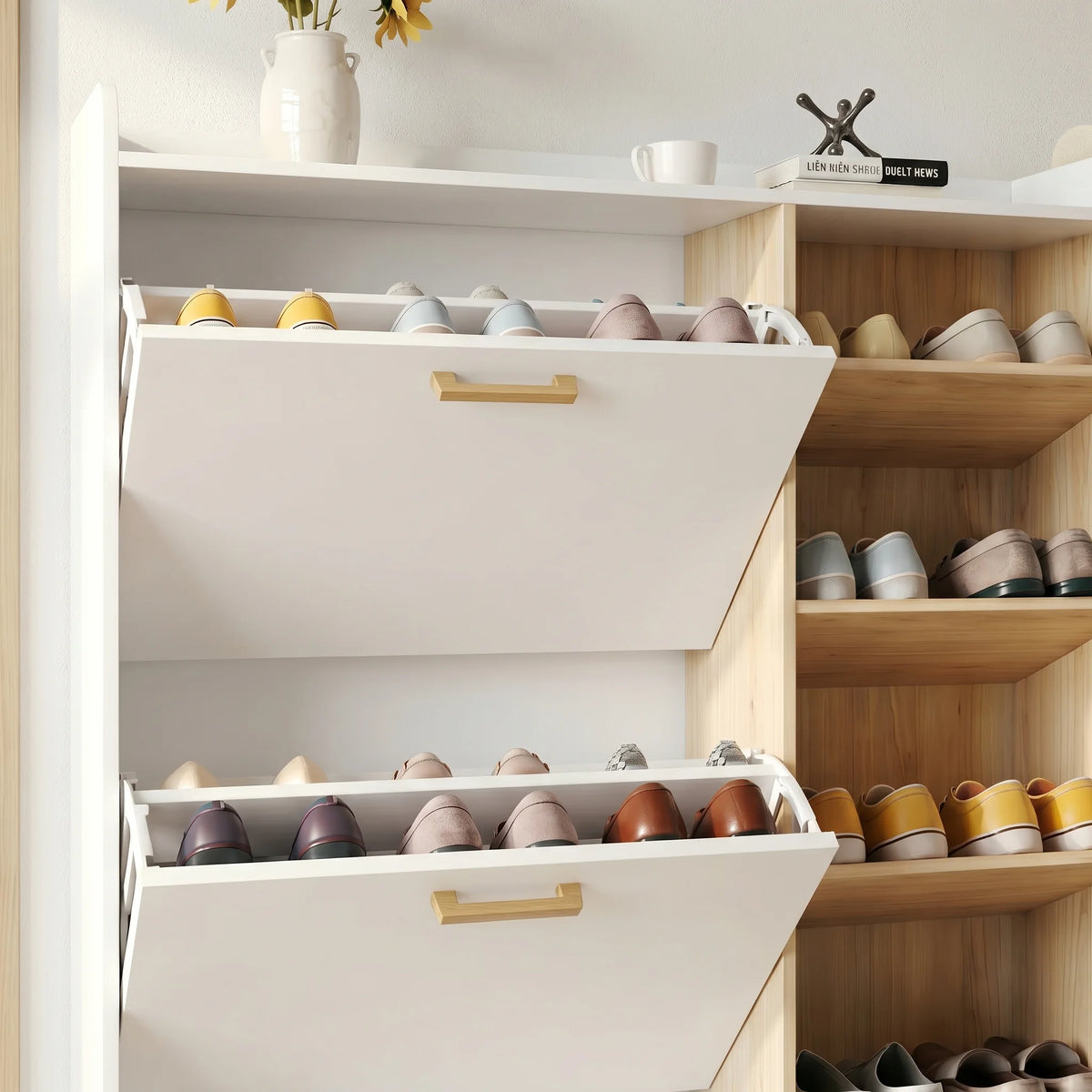 Détail du premier abattant blanc et des étagères en bois du meuble à chaussures