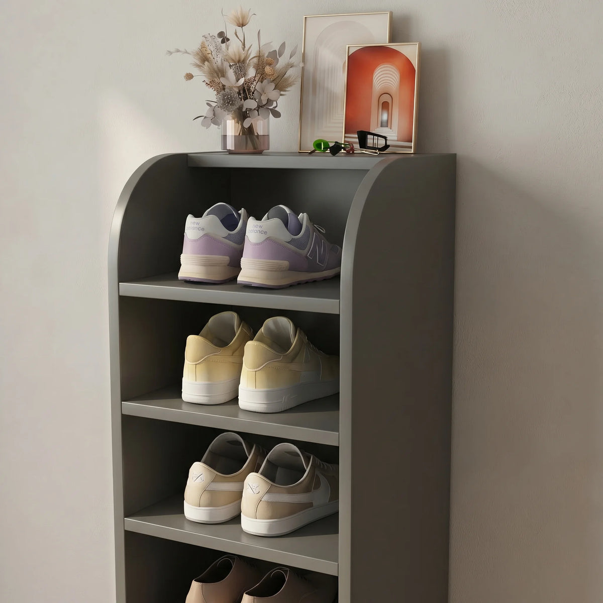 Détail des étagères supérieures et du bord arrondi du meuble à chaussures gris