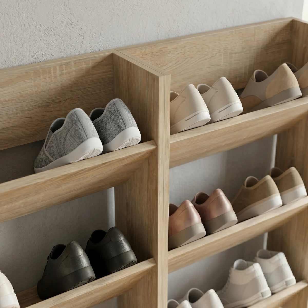 Détail des étagères supérieures en bois clair avec chaussures