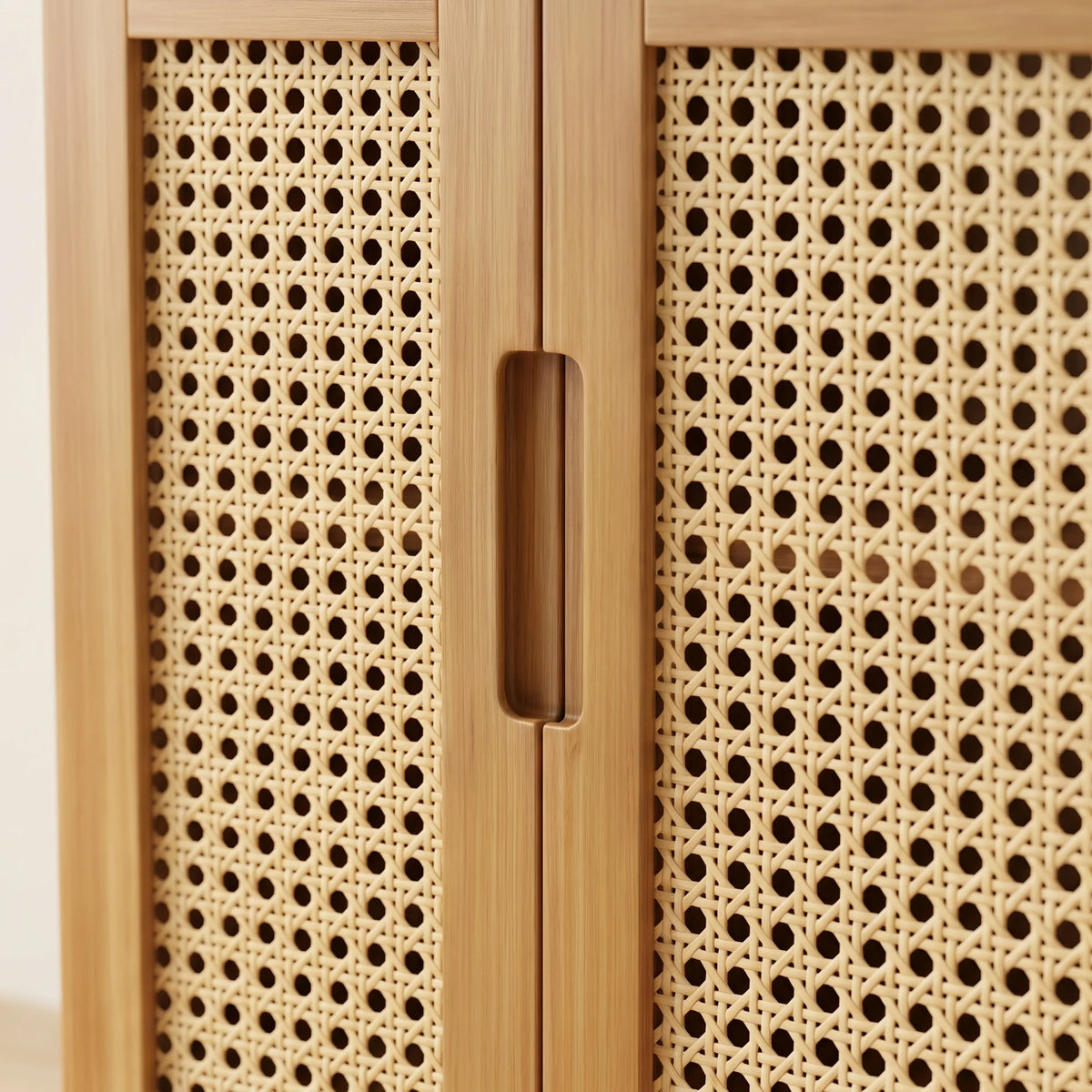 Détail du cannage à petites ouvertures rondes et de la prise verticale encastrée du meuble