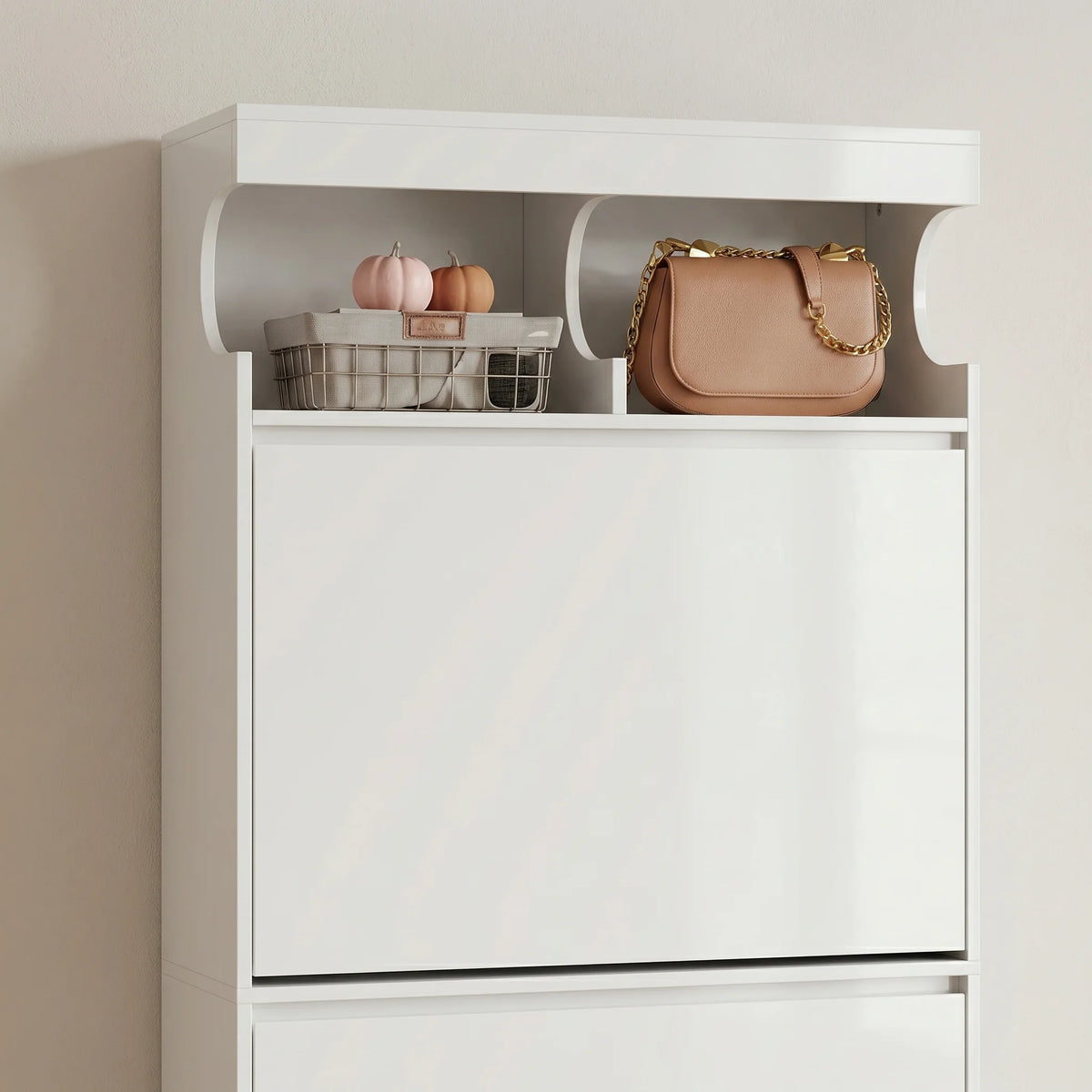 Détail de la niche supérieure du meuble blanc avec panier et sac posé