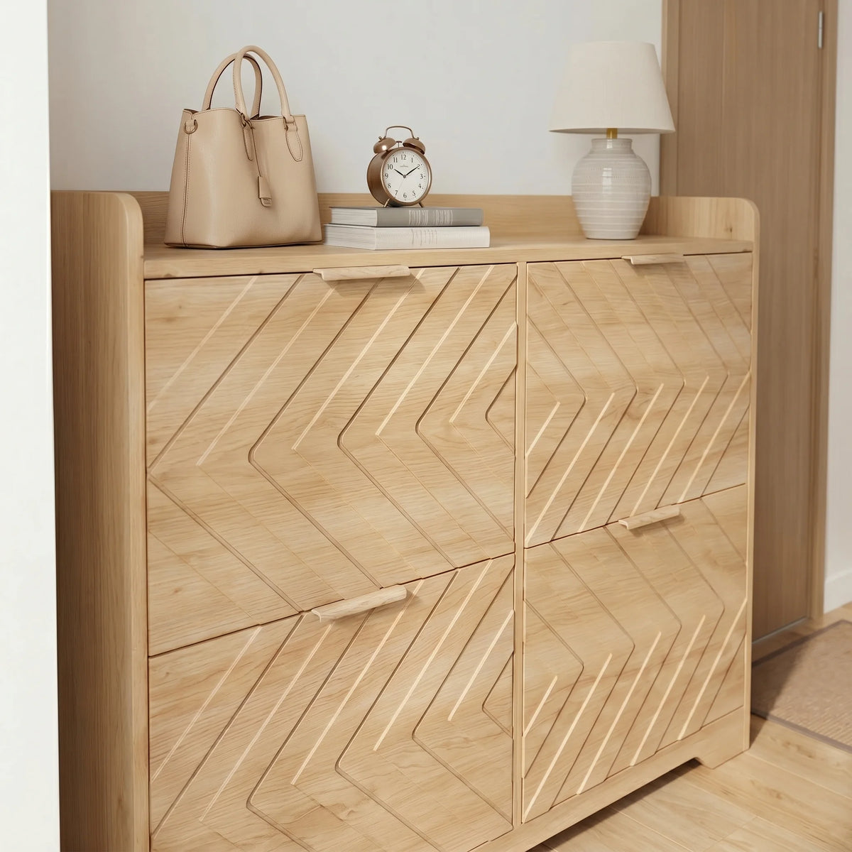 Détail des façades à chevrons et poignées du meuble à chaussures en bois beige